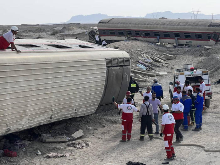 Die Folgen des Zusammenstoßes zwischen einem Zug und einem Bagger in der Nähe von Tabas in der Provinz Yazd. Foto: epa/Ircs Handout