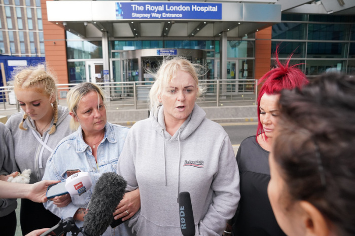 Die Mutter von Archie Battersbee, Hollie Dance (M), spricht vor dem Royal London Hospital in Whitechapel zu den Medien.