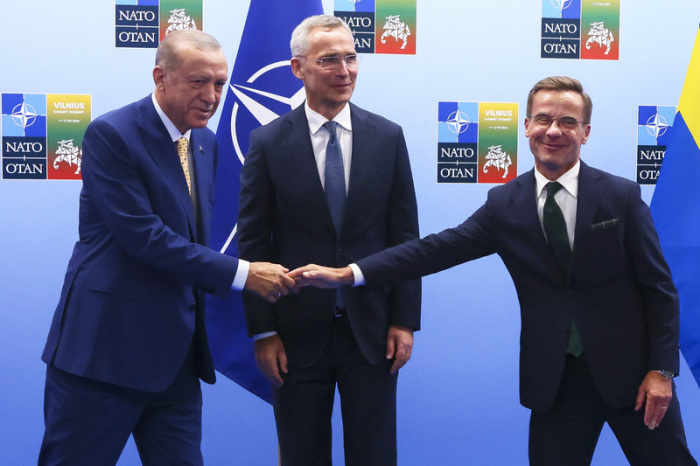 Recep Tayyip Erdogan (l), Präsident der Türkei, gibt Ulf Kristersson (r), Ministerpräsident von Schweden, die Hand, während Jens Stoltenberg, Generalsekretär der NATO, vor einem Treffen im Vorfeld des Nato... Foto: Yves Herman/Pool Reuters/ap/dpa