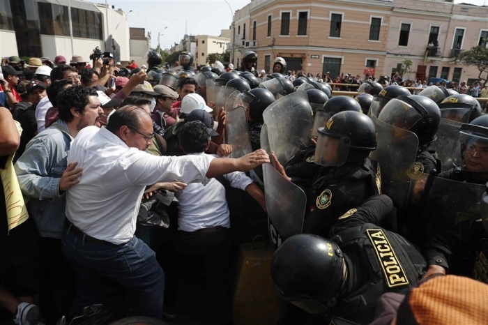 Die Polizei nimmt bei der Räumung einer Universität in Lima mehr als 200 Personen fest. Foto: epa/Paolo Aguilar