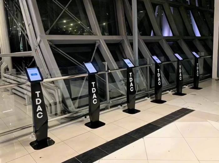 TDAC-Kioske am Flughafen Suvarnabhumi: Hier können Reisende die digitale Einreisekarte vor Ort ausfüllen. Foto: Richard Barrow