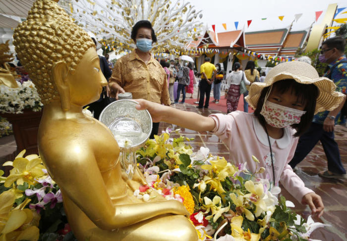 Auch dieses Jahr beschränken sich die Aktivitäten an Songkran auf die rituellen Aspekte des Festes, wie das Besprenkeln der Buddha-Statuen mit geweihtem Wasser. Foto: epa/Narong Sangnak