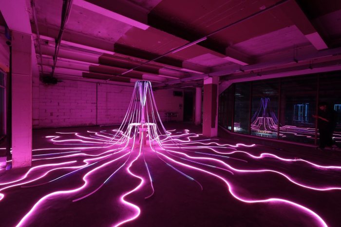 Ein Besucher interagiert mit einer großformatigen, pink leuchtenden Installation beim „Awakening Bangkok 2025“. Bild: Bangkok Metropolitan Administration (BMA)