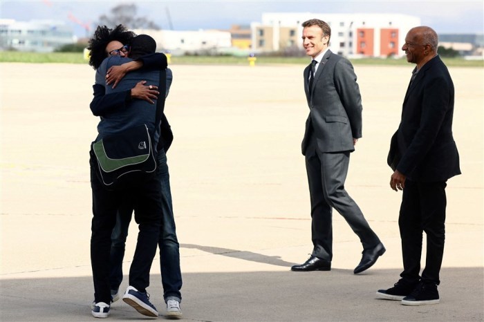Die ehemalige Geisel Olivier Dubois wird von Macron bei seiner Rückkehr nach Frankreich begrüßt. Foto: epa/Yves Herman