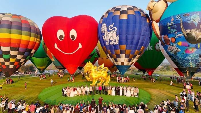 Internationale Heißluftballons formieren sich zum gemeinsamen Start im Singha Park in Chiang Rai. Foto: Singha Park Chiang Rai