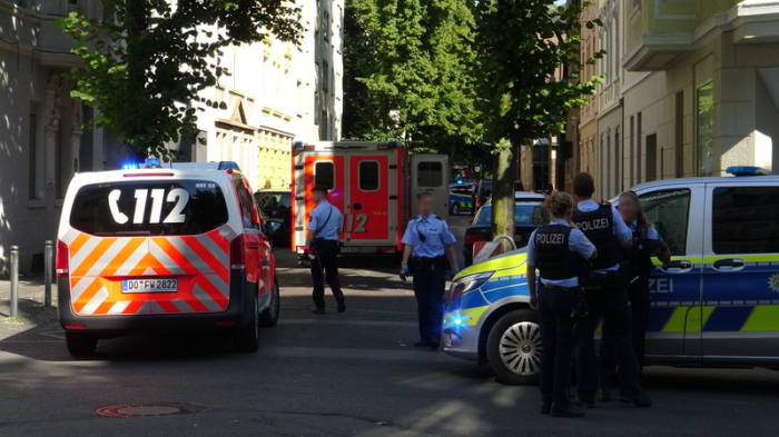 Polizeibeamte sichern einen Einsatzort in der Holsteiner Straße. Ein 16-Jähriger ist durch einen oder mehrere Schüsse von Polizisten tödlich verletzt worden. Foto: Markus Wüllner