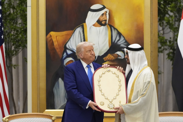 Der Präsident der Vereinigten Arabischen Emirate Mohammed bin Sajid (r) überreicht US-Präsident Donald Trump eine Medaille. Foto: Alex Brandon/Ap/dpa
