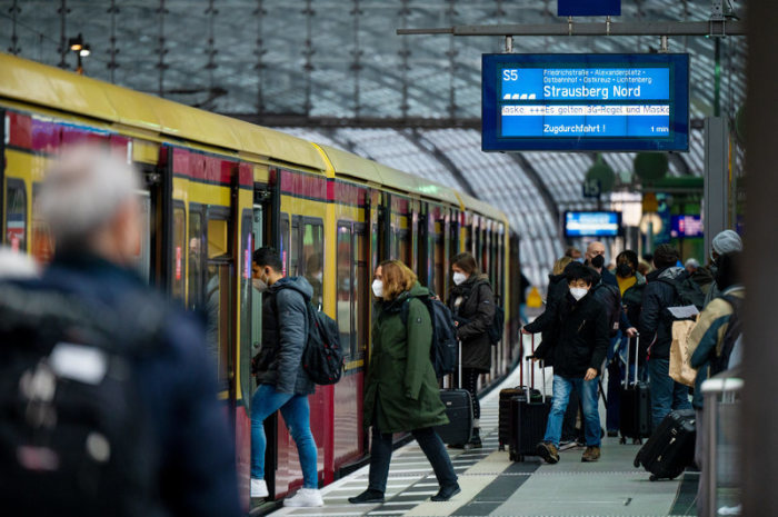 Fahrgäste steigen im Hauptbahnhof in eine S-Bahn ein. Die Pünktlichkeitsquote der S-Bahn Berlin ist seit 2020 leicht gesunken. Foto: Monika Skolimowska/dpa-zentralbild/dpa