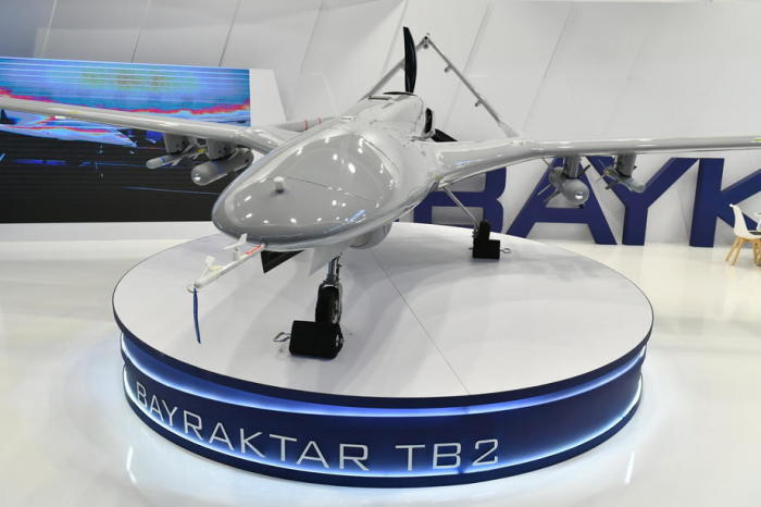Auf der 30. Ausgabe des Internationalen Salons der Verteidigungsindustrie ist ein Bayraktar TB2 mit mittlerer Flughöhe und langer Reichweite zu sehen. Foto: epa/Wojtek Jargilo