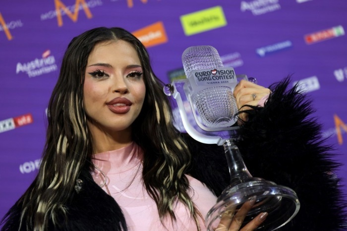 Dara of Bulgaria präsentiert nach ihrem Sieg beim 70. Eurovision Song Contest in Wien die Trophäe bei einer Pressekonferenz. Foto: epa/Hannibal Hanschke