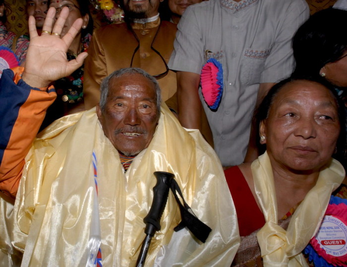  Der Nepalese Min Bahadur Sherchan (l.) nebst Gattin auf einem Foto aus dem Jahre 2008. Foto: epa/Narendra Shrestha