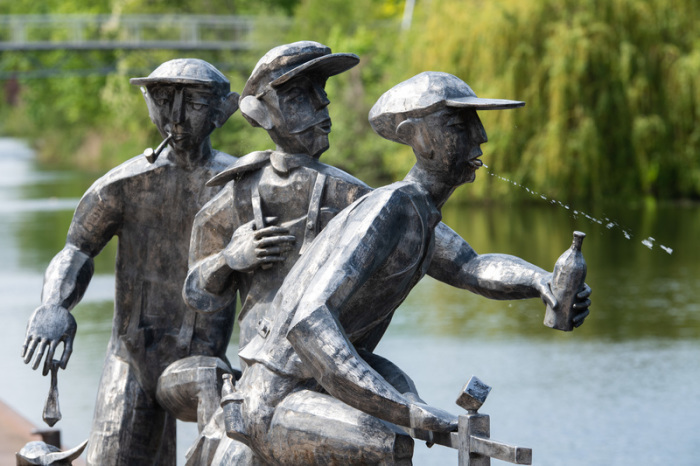 Die von Bildhauer Volker-Michael Roth geschaffene Skulpturengruppe «Schleusenspucker» steht am Ufer des in die Rathenower Havel mündenden Stadtkanals. Foto: Soeren Stache/dpa-zentralbild/zb