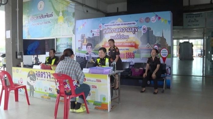 Frühzeitige Rückreise: Kontrollstation der Behörden am Busbahnhof von Khon Kaen. Foto: Manager Online.