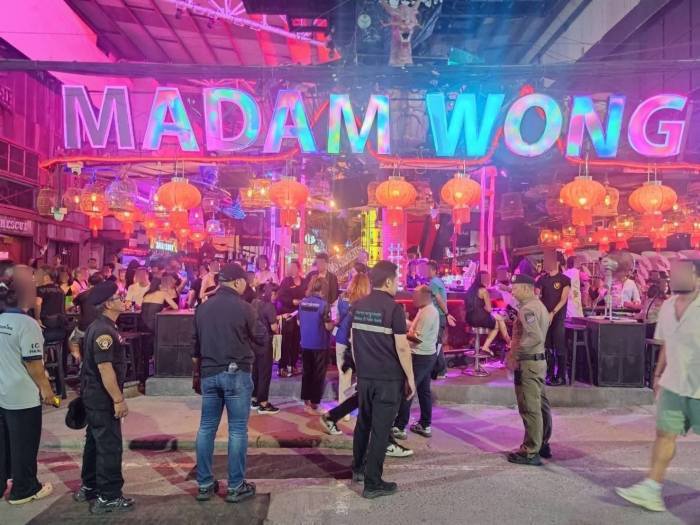 Einsatzkräfte kontrollieren einen gut besuchten Nachtclub in der Bangla Road und überprüfen die Einhaltung von Vorschriften. Bild: Newshawk Phuket