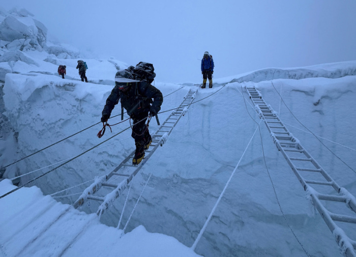 Bergsteiger besteigen den Khumbu-Eisfall auf dem Weg zum Gipfel des Mount Everest am 7. Mai 2026. Foto: Pasang Rinzee Sherpa/Ap/dpa