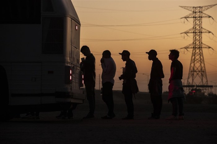 In Yuma besteigen Migranten einen Bus, der sie nach ihrer Überfahrt von Mexiko in die Vereinigten Staaten zu einem Verarbeitungszentrum bringen soll. Foto: epa/Etienne Laurent