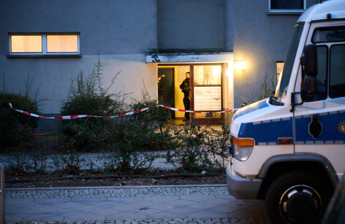 Am Morgen nach der Festnahme der früheren RAF-Terroristin Daniela Klette stehen Polizisten vor dem Haus, in dem sie gelebt haben soll. Foto: Annette Riedl/dpa