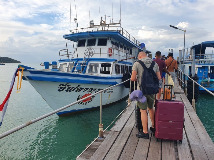Touristen am Pier der Koh-Phangan-Fähre am Big Buddha-Pier auf Koh Samui. Foto: Jahner