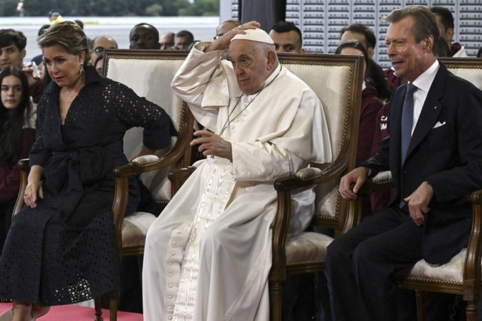 Papst Franziskus wird von Henri, Großherzog von Luxemburg (R), und seiner Frau Maria Teresa, Großherzogin von Luxemburg (L), bei seiner Ankunft auf dem internationalen Flughafen Luxemburg-Findel in Luxemburg begrüßt. Foto: epa/Ciro Fusco