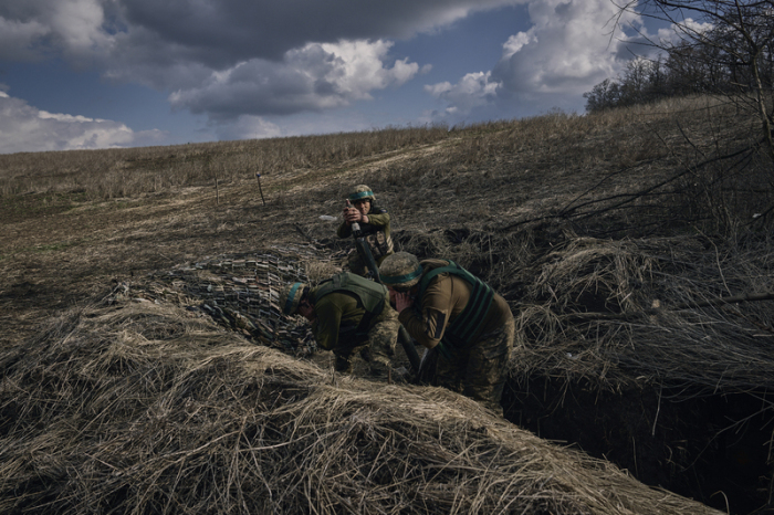 Ukrainische Soldaten der 28. Brigade feuern einen Mörser auf russische Stellungen an der Frontlinie in der Nähe von Bachmut in der Region Donezk. Foto: Libkos/Ap
