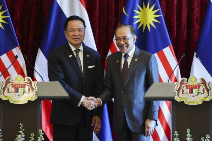 Thailands Premierminister Anutin Charnvirakul (l.) und Malaysias Premierminister Anwar Ibrahim bekräftigen den Ausbau der bilateralen Zusammenarbeit. Foto: epa/Hasnoor Hussain