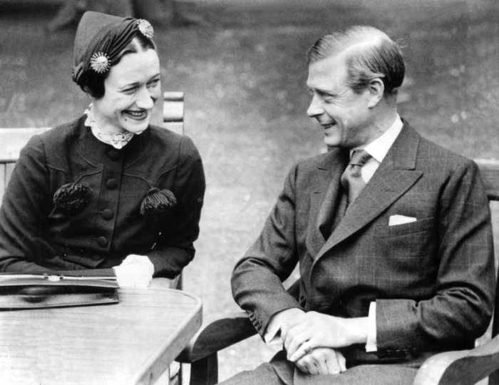 Wallis Simpson und Edward, Herzog von Windsor, sitzen kurz vor ihrer Hochzeit in Frankreich an einem nicht benannten Ort. Foto: UPI/dpa