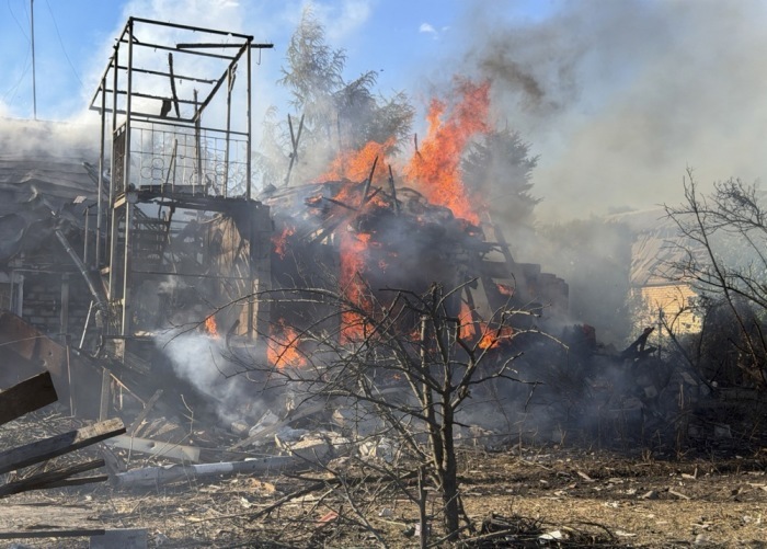 Ukrainische Rettungskräfte sichern die Einschlagstelle nach einem russischen Gleitbombenangriff auf ein Wohngebiet in Saporischschja. Foto: Daryna Naumova/epa