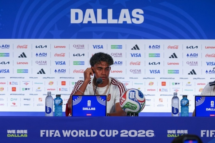 Spaniens Nationalspieler Lamine Yamal spricht vor dem WM-Halbfinale gegen Frankreich auf einer Pressekonferenz in Dallas. Foto: Christopher Neundorf/epa