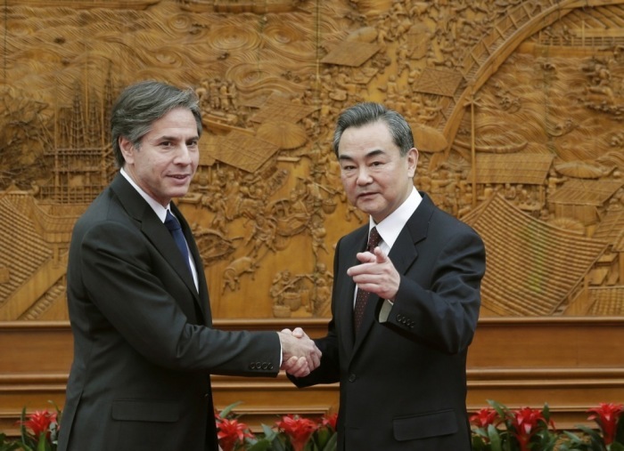 Der stellvertretende US-Außenminister Tony Blinken (links) schüttelt dem chinesischen Außenminister Wang Yi die Hand. Foto: epa/Andy Wong/pool