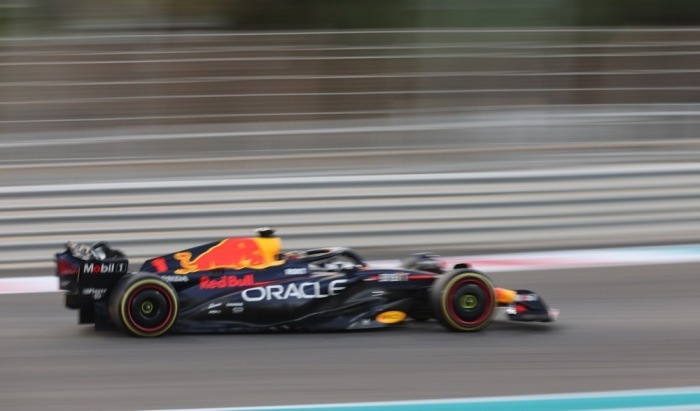 Niederländischer Formel-1-Pilot Max Verstappen von Red Bull Racing in Aktion während des Formel-1-Grand-Prix von Abu Dhabi in Abu Dhabi. Foto: epa/Ali Haider