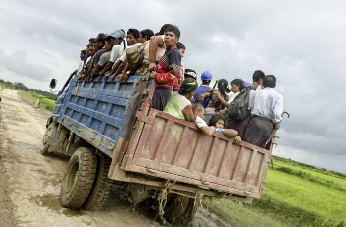  Dorfbewohner verlassen die Unruhe-Region im Norden von Rakhine am 25. August 2017. Foto: epa/Nyunt Win