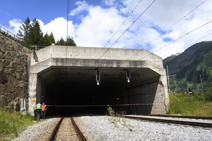 Der Eingang des Stephan-Holzer-Tunnels in Oberwald, wo zwei Züge der Matterhorn Gotthard Bahn kollidierten. Foto: epa/Jean-christophe Bott