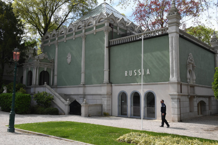 Der Russische Pavillon auf dem Gelände der Kunstbiennale in Venedig gilt als Symbol für die Spannungen rund um die Ausstellung. Foto: dpa/Felix Hörhager