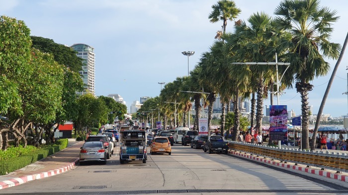 Blick auf die Pattaya Beach Road von der Kurve am Dusit-Hotel in Nord-Pattaya im September 2022. Foto: Jahner