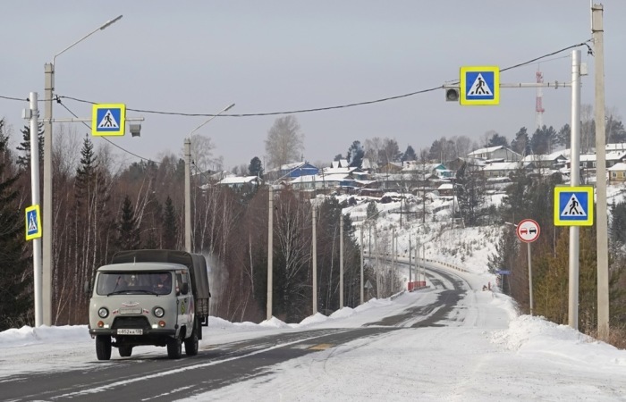 Ein Wagen fährt auf einer schneebedeckten Straße außerhalb der sibirischen Stadt Ust-Ilimsk in der Region Irkutsk, etwa 5000 km von Moskau entfernt. Foto: epa/Maxim Shipenkov