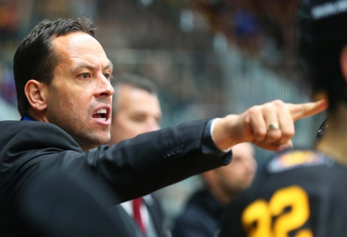 Marco Sturm gestikuliert beim Deutschland-Cup-Spiel gegen die USA an der Bande. Foto: EPA/Karl-josef Hildenbrand