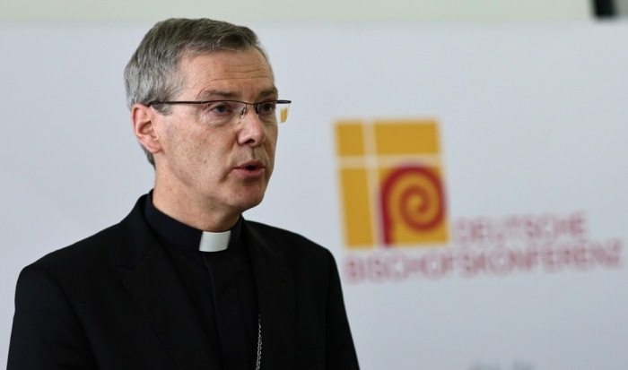 Bischof Heiner Wilmer aus Hildesheim spricht während einer Pressekonferenz im Rahmen der Frühjahrsvollversammlung der Deutschen Bischofskonferenz. Foto: epa/Ronald Wittek