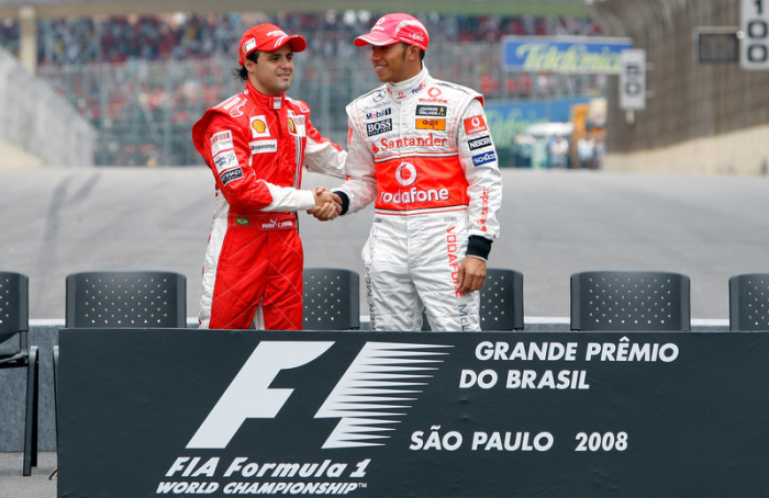 Der britische Formel-1-Pilote Lewis Hamilton (r) von McLaren Mercedes und der Brasilianer Felipe Massa von Ferrari beim Handschlag vor dem Finale der Saison in Brasilien in Interlagos bei Sao Paulo am 2. November 2008. Foto: Kerim Okten/dpa