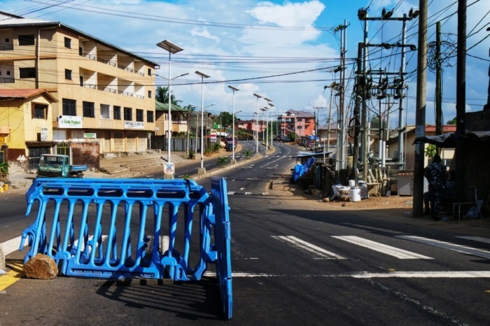 Nach den Angriffen auf eine Kaserne in Freetown verhängt Sierra Leone eine landesweite Ausgangssperre. Foto: epa/Ibrahim Barrie