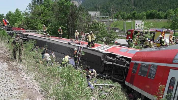 Rettungskräfte arbeiten an der Stelle einer Zugentgleisung in Burgrain, in der Nähe des Ferienortes Garmisch-Partenkirchen. Foto: epa/Network Pictures