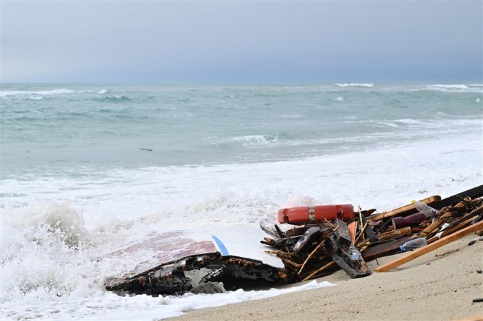 Die Überreste des Schiffswracks werden an den Strand von Steccato di Cutro gespült. Foto: epa/Carmelo Imbesi