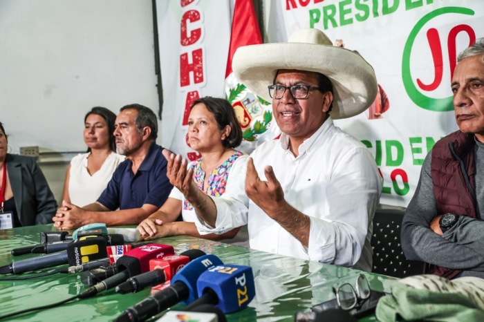 Ein Präsidentschaftskandidat spricht bei einer Pressekonferenz in Lima nach der Stimmabgabe während der Parlaments- und Präsidentschaftswahl. Foto: epa/Aldair Mejia
