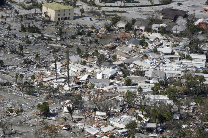 Blick auf beschädigte Häuser und Trümmer nach Hurrikan «Ian». Der Hurrikan «Ian» hat im US-Bundesstaat Florida enorme Schäden angerichtet. Foto: Wilfredo Lee