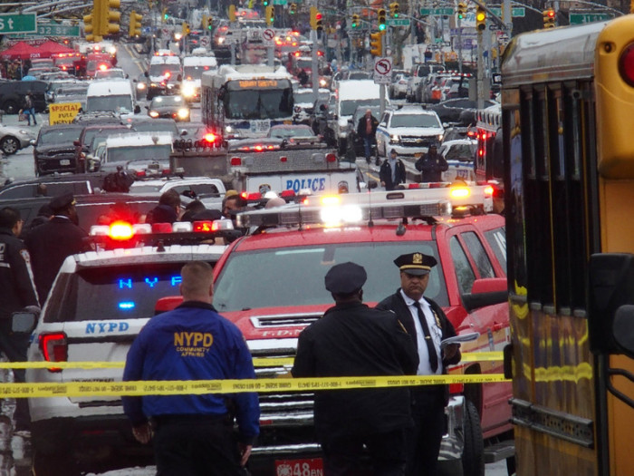 Mitarbeiter des New York City Police Department sperren einen Bereich vor dem Eingang einer U-Bahn-Station im New Yorker Stadtteil Brooklyn, nachdem dort mehrere Menschen durch Schüsse verletzt wurden. Foto: Bruce Cotler