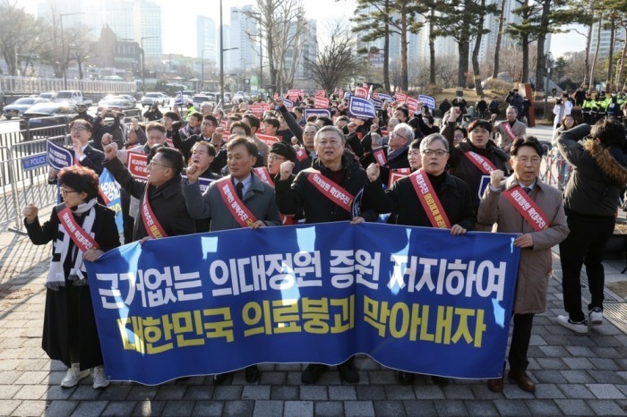 Südkoreas Ärzte protestieren weiterhin gegen die Einstellungspläne der Regierung. Foto: epa/Yonhap South Korea Out