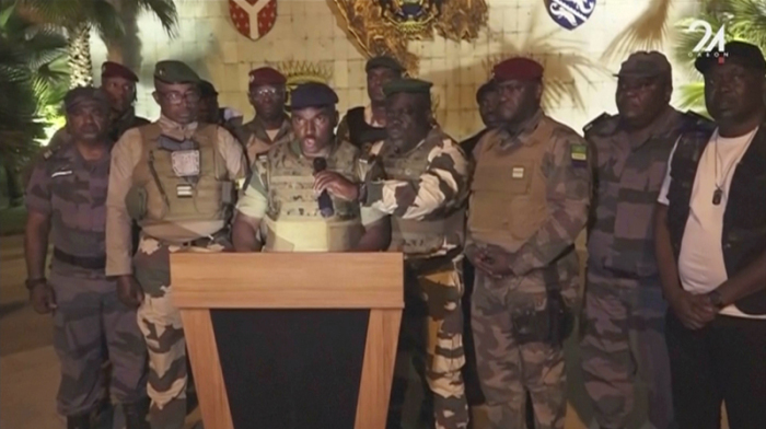 Diese Videoaufnahme zeigt den Sprecher der meuternden Soldaten, der im staatlichen Fernsehen verkündet, dass sie die Macht übernommen haben. Foto: Uncredited/Gabon 24/ap/dpa