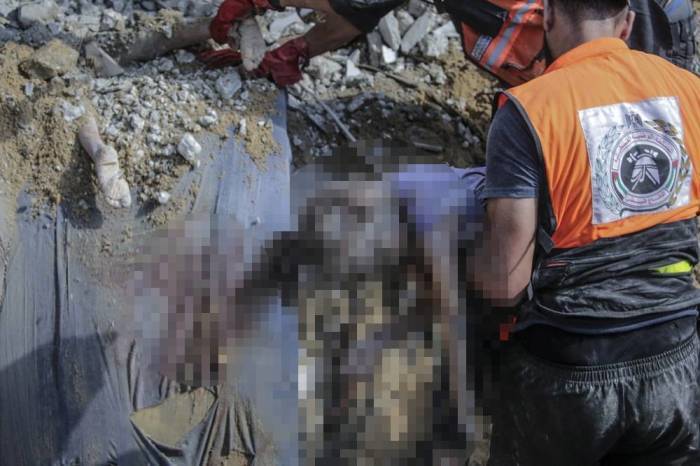 Arbeiter des palästinensischen Zivilschutzes bergen die Leiche eines jungen Mädchens aus den Trümmern des Hauses der Familie Al Faseih. Foto: epa/Vmohammed Saber