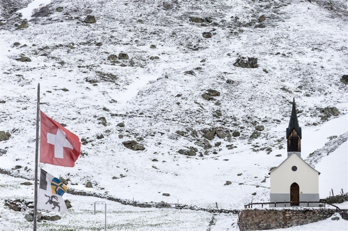 Schnee bedeckt die Landschaft bei Davos. Foto: epa/Arno Balzarini