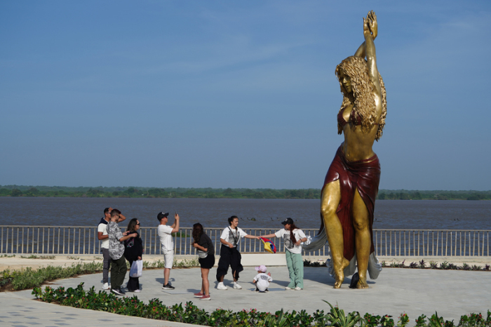 Zu Ehren der kolumbianischen Popsängerin Shakira ist in ihrer Geburtsstadt Barranquilla eine Skulptur enthüllt worden. Sie ist 6,5 Meter hoch, aus Bronze und führt ihren Bauchtanz auf. Foto: dpa