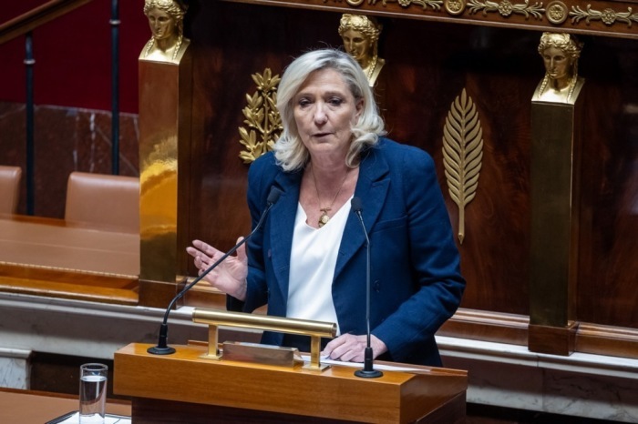 Marine Le Pen spricht in der Nationalversammlung während einer Debatte zum Nahostkonflikt und positioniert ihre Partei. Foto: EPA/Christophe Petit Tesson